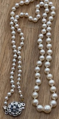 Auktion 371<br>Perlenkette, verlaufend, Goldschliesse-585- mit Safire und Perle, grösste Perle 0,5 cm [1]