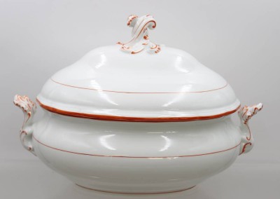 Auktion 371<br>gr. Deckelterrine, Meissen, Schwertermarke,  Dekor Koralle, 2 Schleifstriche, ca. H-H-25cm B-37cm [1]