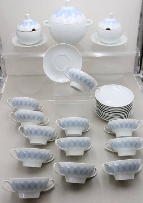 Auktion 371<br>Terrine, 2 Saucieren und 12x Suppentassen mit U.T., Rosenthal studio-line, Dekor Lotus, Entw. Wiinblad, Terrine H-20cm , Suppentassen H-6cm [1]
