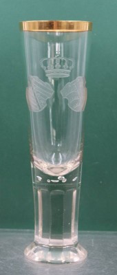 Auktion 371<br>hohes Wappenglas um 1900, Adelswappen/Stundetica?, ca. H-28,3cm [1]