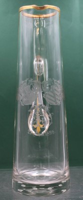 Auktion 371<br>hoher Schenkkrug, Wappengravur, Ziermonogramm, datiert 23. Juni 1898, Adelswappen/Stundetica?, ca. H-35,5cm [1]