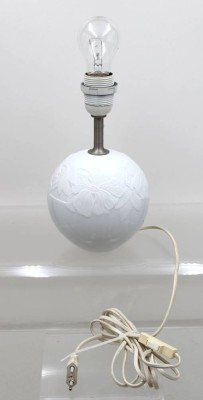Auktion 371<br>Tischlampe der Serie Deauville von Royal Copenhagen, Reliefdekor,  wohl Entw. Annegrete Halling-Koch, ca. H-24cm [1]