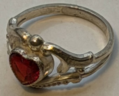Auktion 371<br>Baby-bzw. Puppenring, Silber mit herzförmigen roten Stein, RG 38-39, 1,12 gr [1]
