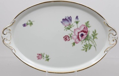 Auktion 371<br>ovales Tablett, Lyngby, florales Dekor, ca. 30 x 19,5cm, kl. Chip [1]