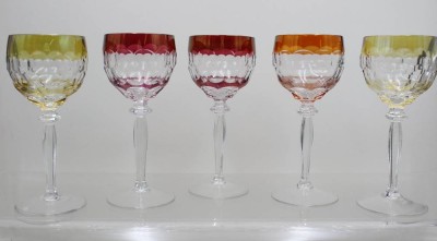 Auktion 371<br>6x Weingläser, Überfangglas, 1x mit Chip, ca. H-19,5cm u. 5x 18cm [1]
