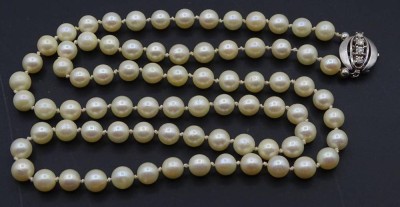 Auktion 371<br>Zucht-Perlen Halskette mit einer 585er WG Schließe, diese mit 4 Brillanten besetzt von zus.ca. 0,38ct., ca. L- 76cm,Perlen d-7,4-8,00mm [1]