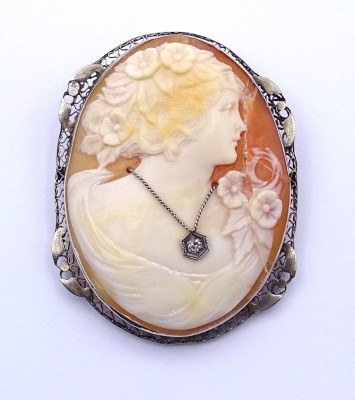 Auktion 370<br>Große Muschelgemme mit Diamant und 14KT WG Fassung,seltene Ausführung mit  Collierkette mittig,53x41mm,Gemme seitlich  beschädigt (geklebt) ges.Gew. 14,3gr., als Anhänger oder Brosche [1]