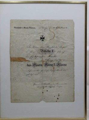 Auktion 371<br>Verleihungsurkunde Wilhelm II, für EK 1.Klasse, 1916, Urkunde mit Läsuren, gerahmt/Glas [1]