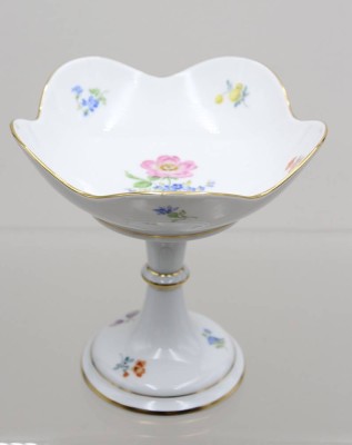 Auktion 371<br>Schale auf Stand, Meissen, Schwertermarke, Streublumen, 1. Wahl, H-14,5cm D-14,5cm [1]