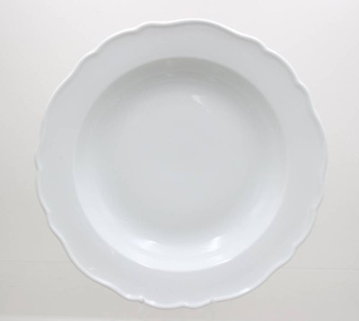 Auktion 371<br>gr. runde Schale, Meissen, Schwertermarke, Weißporzellan, ein Schleifstrich, ca. H-5,5cm D-31cm [1]