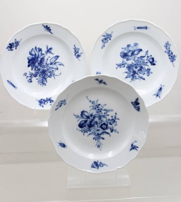 Auktion 371<br>3x flache Teller, Meissen, Schwertermarke, 1. Wahl, „Blaue Blume“, älter, ca. D-24,5cm [1]