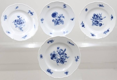 Auktion 371<br>4x kl. Teller, Meissen, Schwertermarke, je 2 Schleifstriche, „Blaue Blume“, älter, ca. D-15,5cm [1]
