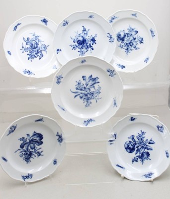 Auktion 371<br>6x Kuchenteller, Meissen, Schwertermarke,5x 1. Wahl, 1x 2 Schleifstriche, „Blaue Blume“, älter, ca. D-21cm [1]