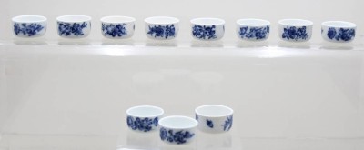 Auktion 371<br>11x Gewürzschälchen, Meissen, Schwertermarke, Blaue Blume, meist 1. Wahl, 3x 2 Schlaifstriche, ca. H-2,5cm D-5cm [1]