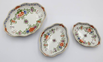 Auktion 371<br>3tlg. Schalenset, Meissen, Schwertermarke, ind. Blumen, 1. Wahl, ca. B-10,5 bis 15,5cm [1]