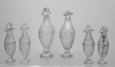 Auktion 371<br>6x Flacon/Ölflaschen, älter, Kristall beschliffen, wohl 19. Jhd., alle am Stand mit Bestossungen sowie teilw. am Rand, [1]