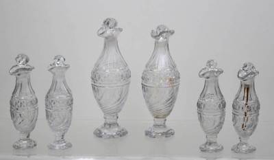Auktion 371<br>6x Flacon/Ölflaschen, älter, Kristall beschliffen, wohl 19. Jhd., alle am Stand mit Bestossungen sowie teilw. am Rand, [1]