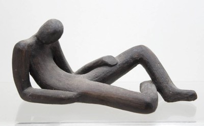 Auktion 371<br>Anne-Gret Winkler (1944 - 2018) , moderne Skulptur, liegender, braunes Steinzeug, monogrammiert, ca. H-13,5cm L-30cm [1]