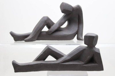 Auktion 371<br>Anne-Gret Winkler (1944 - 2018) , 2x moderne Skulpturen, braunes Steinzeug, monogrammiert, je ca. H-14-17,5cm und L-ca. 35cm (s.google Galerie11) [1]