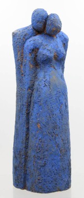 Auktion 371<br>Anne-Gret Winkler (1944 - 2018) ,  moderne Skulptur, braunes Steinzeug unter blauer Farbe, ca. 37,5cm [1]