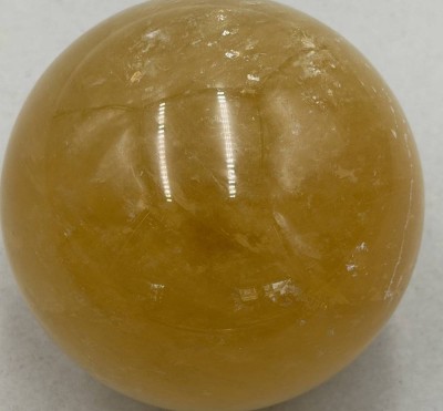 Auktion 371<br>gr. gelbe Stein-Kugel, wohl Quartz (Citrin?), D-ca. 9 cm, 930 gr. [1]