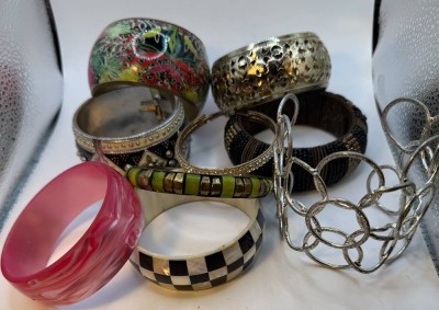 Auktion 371<br>9x div. Armreife, div. Materialien, alles Modeschmuck [1]