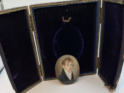 Auktion 371<br>Miniatur-Portrait eines Herren um 1820 in orig. Etui, passt aber leider nicht mehr, da die Goldfassung eingeschmolzen wurde, 5x4 cm, orig. Glas anbei, Papp-Etui ca. 12x10 cm geschlossen [1]