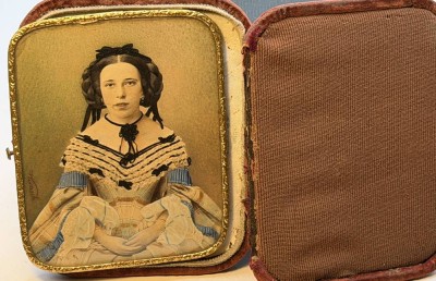 Auktion 371<br>Miniatur-Malerei, weibl. Halbportrait, signiert Wunsch, Gouache um 1830, ca. 9,5x7,5 cm, in defekten Etui [1]