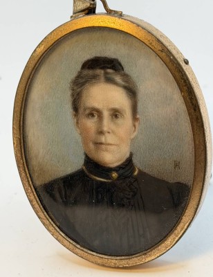 Auktion 371<br>Miniaturportrait einer älteren Dame um 1850 in ovalen Double-Tischrahmen bzw. Öse, 6x4,5 cm [1]