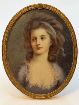 Auktion 371<br>Miniaturportrait einer jungen Frau. ovaler Messingrahmen, ca. 9x7 cm, signiert K.L. [1]