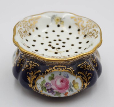 Auktion 371<br>antiker Sandstreuer, Meissen, Schwertermarke, florale Bemalung und Landschaft und Kobalt, Bestossen und Altrissig, ca. H-4cm D-7cm [1]
