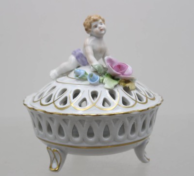 Auktion 371<br>Porzellan-Deckeldose, Putto, PMP Plaue, ca. H-10cm D-10cm [1]