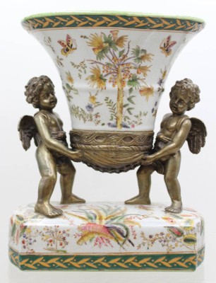 Auktion 371<br>Vase getragen von 2 Bronze-Puttis, Wong Lee, florales Dekor, ca. H-26,5cm B-22,5cm [1]