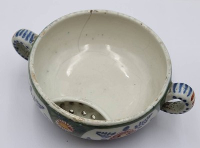 Auktion 371<br>Bartschale o.ä., 19. Jhd., florale Bemalung, Altrissig. ca. H-7cm D-15cm [1]