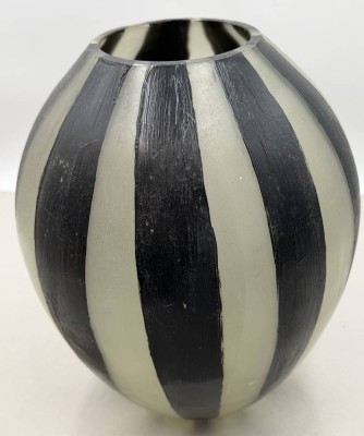 Auktion 371<br>grosse Glasvase, schwarz gestreift, H-32 cm [1]