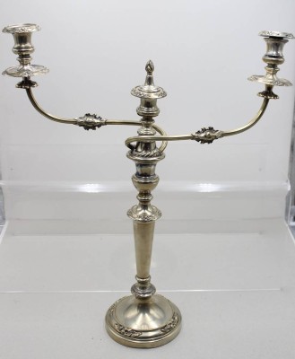 Auktion 371<br>3flammiger Kandelaber, wohl England, älter, Reparationsstelle, leicht verbogen, mittlere Tülle lose (Rostschaden), ca. H-57,5cm B-47,5cm [1]