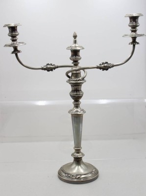 Auktion 371<br>3flammiger Kandelaber, England, älter, versilbert, gemarkt, ca. H-56cm B-47cm [1]