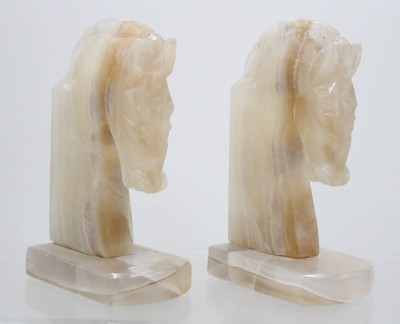 Auktion 371<br>Paar Onyx-Buchstützen, Pferdeköpfe, 1x an Ohr bstossen, ca. H-16cm [1]