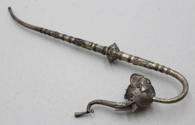 Auktion 371<br>antike Pfeife, wohl Indien, silberfarbenes Metall, ca. L-33cm [1]