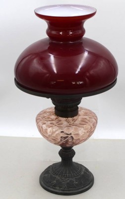 Auktion 371<br>kl. Petroleum Tischlampe, Glaskorpus rosa getönt, H-43 cm [1]