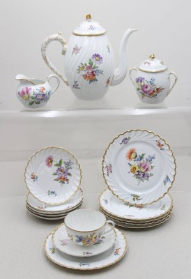 Auktion 371<br>Nymphenburger Kaffeeservice mit Rippenrelief und Blumendekor, Entw. Wenzel Hasler, 20/30er Jahre, Kanne ca. H-22cm (Deckelblüte min. Chip), Tassen ca. H-5,3cm [1]