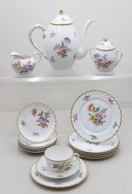 Auktion 371<br>Nymphenburger Kaffeeservice mit Rippenrelief und Blumendekor, Entw. Wenzel Hasler, 20/30er Jahre, Kanne ca. H-22cm (Deckelblüte min. Chip), Tassen ca. H-5,3cm [1]