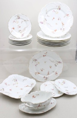 Auktion 371<br>19x Serviceteile, Rosenthal, Louis XIV, florales Dekor, 8x flache Speiseteller (2x bestossen), 9x Kuchenteller (2x bestossen), Sauciere (bestossen), Gemüseschale (altrissig) [1]