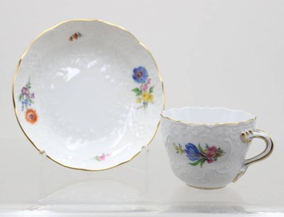 Auktion 371<br>Mokkatasse mit U.T., Meissen, Schwertermarke, 1. u. 2. Wahl, Blumendekor, ca. H-5cm [1]
