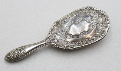 Auktion 371<br>Kleiderbürste, älter, versilbert, ca. L-19,5cm [1]