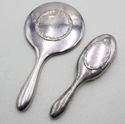Auktion 371<br>Handspiegel und Kleiderbürste, England, versilbert, ca. L-29cm [1]