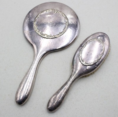 Auktion 371<br>Handspiegel und Kleiderbürste, England, versilbert, ca. L-29cm [1]