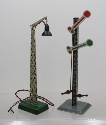 Auktion 371<br>Bahnlampe und Signal, 1x Kibri gemarkt, ca. H-26cm [1]