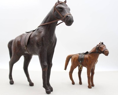 Auktion 371<br>2x Pferdefiguren aus Leder, älter, 1x leicht beschädigt, ca. H-31,5cm und H-17,5cm [1]