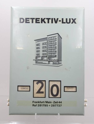 Auktion 371<br>Dauerkalender der Frankfurter Detektei „Detektiv-Lux“, ca. 35 x 25cm [1]